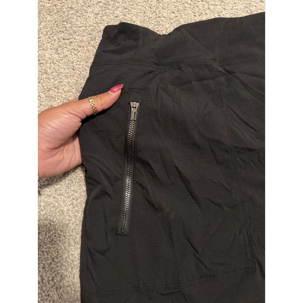 Athleta Trekkie North Mid rise womens short in black - Picture 8 of 8